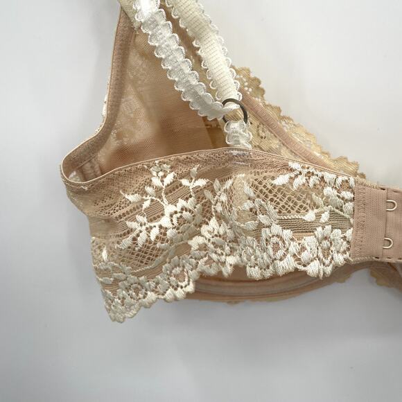 WACOAL Embrace Lace® Underwire Bra in Sand/Ivory // 34D - Picture 11 of 13